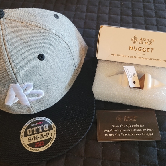 ASHLEY BLACK NUGGET & HAT. - Picture 5 of 5